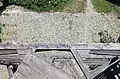 Blick aus dem Stiegenaufgang auf den gepflasterten Vorplatz