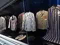 Häftlingskleidung des Lagers in der Dauerausstellung