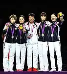 Silber für das Säbelteam der Frauen 2012 (v. l. n. r.): Jung Hyo-jung, Choi Eun-sook, Trainer, Choi In-jeong, Shin A-lam