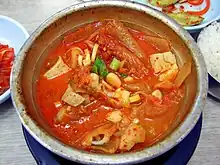 Kimchi-jjigae oder Kimchi-Eintopf