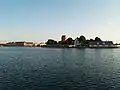 Blick vom ehemaligen Bahnhof über das innere Korsører Hafenbecken zur Festung