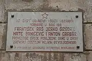 Diese Plakette wurde anlässlich des 50. Jahrestages der Oktoberrevolution am Gebäude angebracht: „Die zum Tode verurteilten Anführer des Matrosenaufstands von 1918 … verbrachten ihre letzten Tage in diesem Gefängnis, das der großen Revolutionäre würdig war.“
