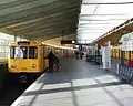 Hochbahnsteig der U1, links ein Zug der Baureihe A3L, 2000