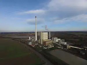 Seitenansicht vom Februar 2016, rechts die Müllverbrennungsanlage