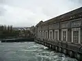 Maschinenhaus und Unterwasser, im Hintergrund die Schleuse