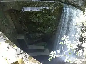 Blick von der Staumauer auf das Kraftwerk