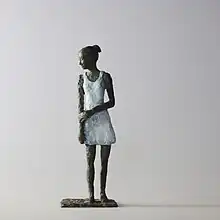 Mädchen mit Mini, Bronzefigur von Kraißer