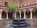 Arkadenhof mit dem Brunnen