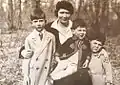 Mit seiner Mutter und den jüngeren Brüdern Andreas und Tomislaw (um 1931)
