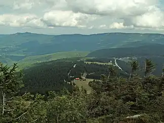 Die Bergkette des Künischen Gebirges zwischen Osser (Doppelgipfel links oben) und Zwercheck rechts oben, Blick vom Großen Arber