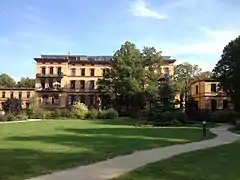 Blick vom Patientengarten des Neubaus in Richtung Osten