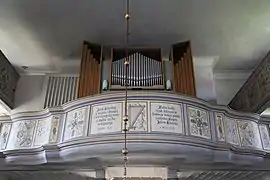 Röhle-Orgel und mit sorbischen Bibelsprüchen verzierte Westempore