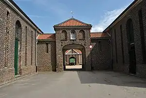 Das Tor zum Innenhof, im Nordflügel (links) die ehemalige Ölmühle