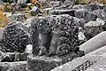 Dreiseitig mit Löwenreliefs verzierter Stein