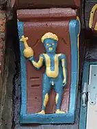 Schnitzfigur an der Ostseite:Geistlicher