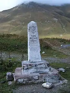 Historische Markierung des Passes in russischer Sprache