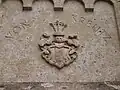 Wappen der Eigentümerfamilie von Creutz (1671–1771) im Burghof (2002 erneuert)