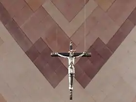 Holzkreuz mit silbernem Korpus und Dornenkrone mit Bernstein