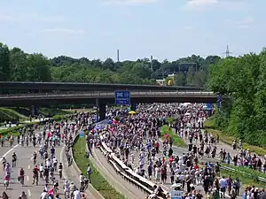 Die A 40 vor dem Kreuz Duisburg während des Still-Leben Ruhrschnellweg.
