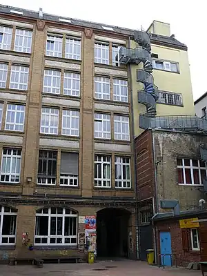 Im oberen Stockwerk ist die Schule