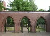 Westlich des Kirchturms, Torbögen zum Gemeindegarten