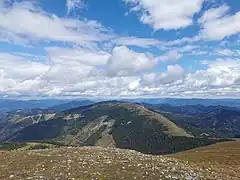 Blick vom Lärchkogel über den Kreuzsattel zum Eiblkogel