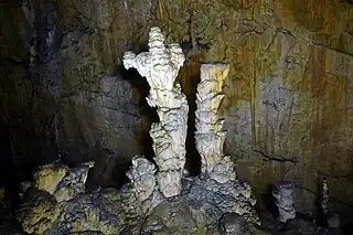 Der Stalagmit Kreuz, slowenisch Križ –er wird im Logo der Kreuzberghöhle dargestellt