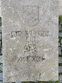 Gedenkstein vor einem Kriegerdenkmal in Augsburg-Pfersee
