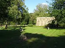 Mausoleum und Grabkreuze