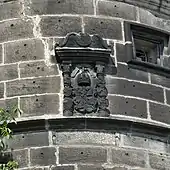 Wappen von Fürstbischof Johann Georg I. Zobel von Giebelstadt, darunter eine Bauinschrift aus dem Jahr 1580