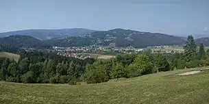 Ausblick auf Krottendorf-Gaisfeld vom Muggauberg aus. Auf dem Bild zu sehen sind das Ortszentrum (Mitte), der Wartenstein (Mitte oben) und Teile von Gaisfeld (rechts). Links im Bild ist der Dietenberg (zugehörig zu Ligist) zu sehen.
