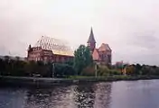 Königsberger Dom 1997:Die Rückseite der Turmfront offenbart zwei Türme mit Zwischenteil.