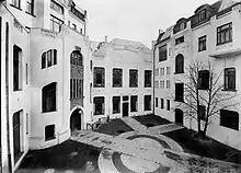 Künstlerhaus – Hofansicht mit Treppenfenstern