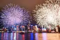 Feuerwerk über dem Victoria Harbour in Hong Kong