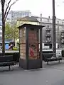 Telefonkabine aus den 1960er-Jahren in Biel, als Kunstobjekt umgestaltet von Eric Hattan