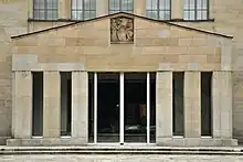 Relief beim Haupteingang des Kunsthauses Zürich