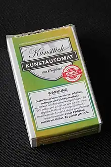 Foto Verpackung eines Kunstobjekts in Form einer Zigarettenschachtel