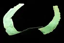 Eine Lunula in zwei Teilen