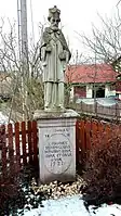 Traurige Nepomukstatue auf der Brücke über den Schüpfbach