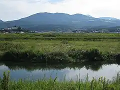 Kurino-dake (hinten) und Sendai-Fluss (vorne)