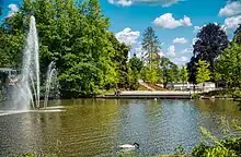 Kurpark von Bad Schwalbach mit blick auf den Kurweiher.