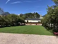 Kurpark, im Hintergrund die Turmspitzen der Stiftskirche