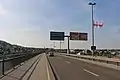 Die Fahrbahntafel mit dem Fuß- und Radweg links