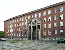 Frontseite mit Eingangsportal zur Hans-Böckler-Allee