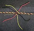 Zuerst werden beide Tampen in die einzelnen Kardeele aufgetrennt. Die Kardeele der beiden Seite werden mit einem Garn gesichert.