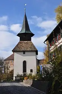 Das Dorfzentrum mit der Kirche, im Hintergrund Schloss Kyburg