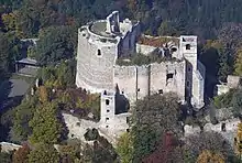 Zentralbau mit Bergfried (Wohnturm, Donjon, links) und Kapellenturm (rechts) von Süden