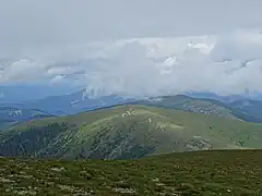 Blick vom Speikkogel über den flachen Sattel zum Lärchkogel.