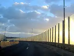 Lärmschutzwand an einer Schnellstraße