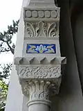 Säule mit Kapitell des Portals